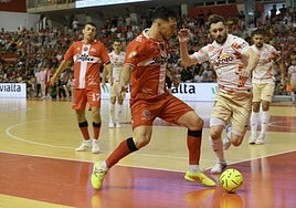 Pablo Ramírez se aproxima al área, en el derbi del pasado domingo, presionado por Gadeia.