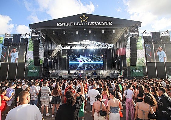 Público en uno de los escenarios del Fan Futura Fest, en Los Alcázares, el verano pasado.