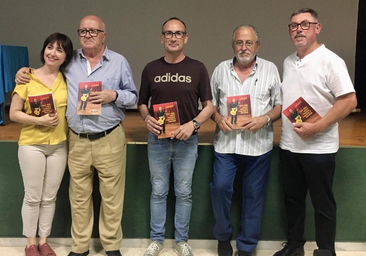 García Mengual (2º i), arropado en la presentación del libro.