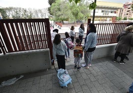 Entrada a un colegio de Murcia, en una imagen de archivo.