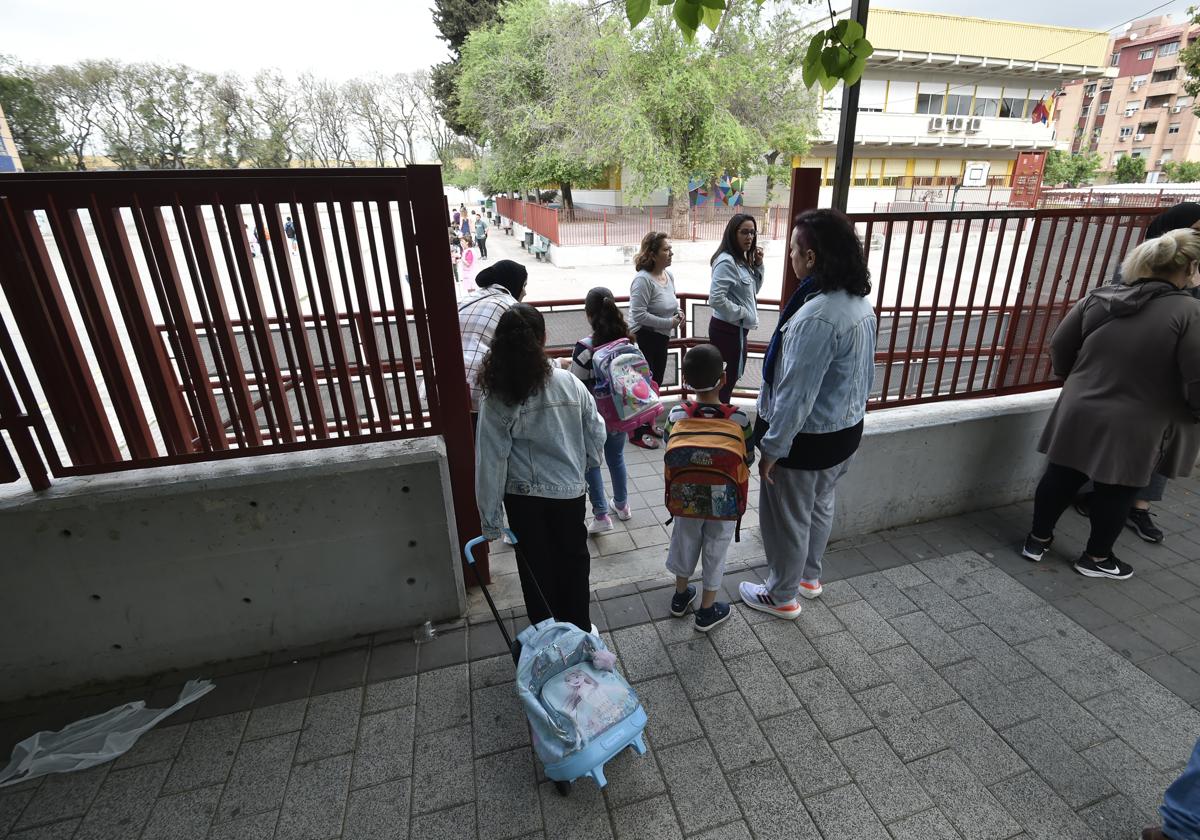 Entrada a un colegio de Murcia, en una imagen de archivo.