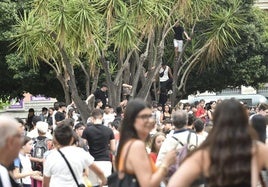 Decenas de jóvenes se concentran en la Plaza de Santo Domingo para recibir a los 'youtubers'.
