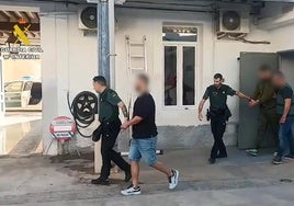 Los dos acusados durante la detención.