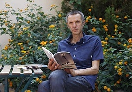 El escritor Diego Sánchez Aguilar, este miércoles, en Murcia, con un ejemplar de 'El órgano'.