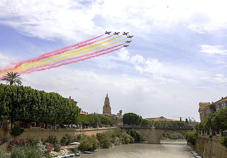 La Patrulla Águila sobrevuela el río Segura a su paso por Murcia, este miércoles.