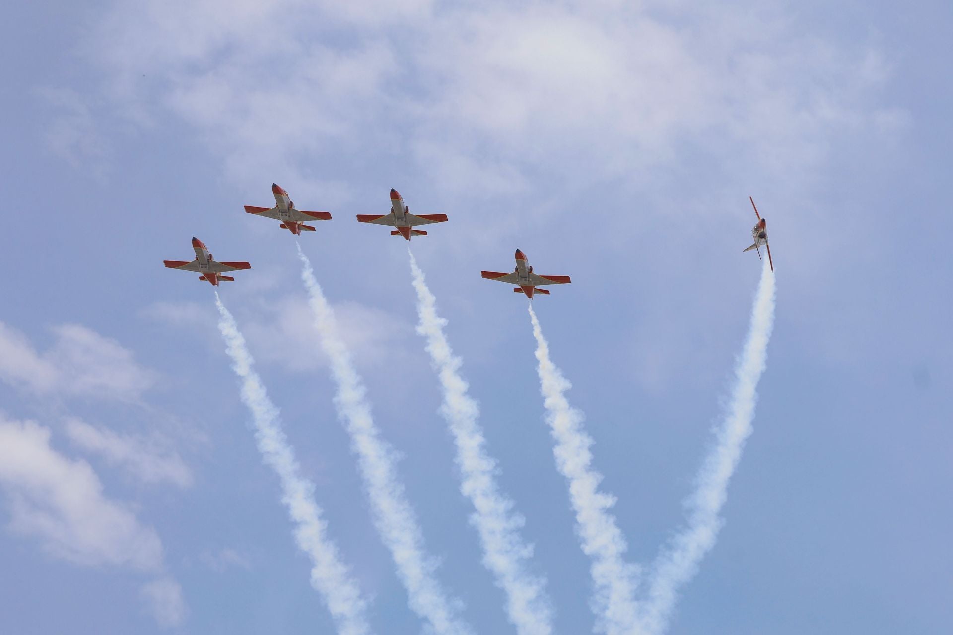 En imágenes, el vuelo de la Patrulla Águila sobre Murcia