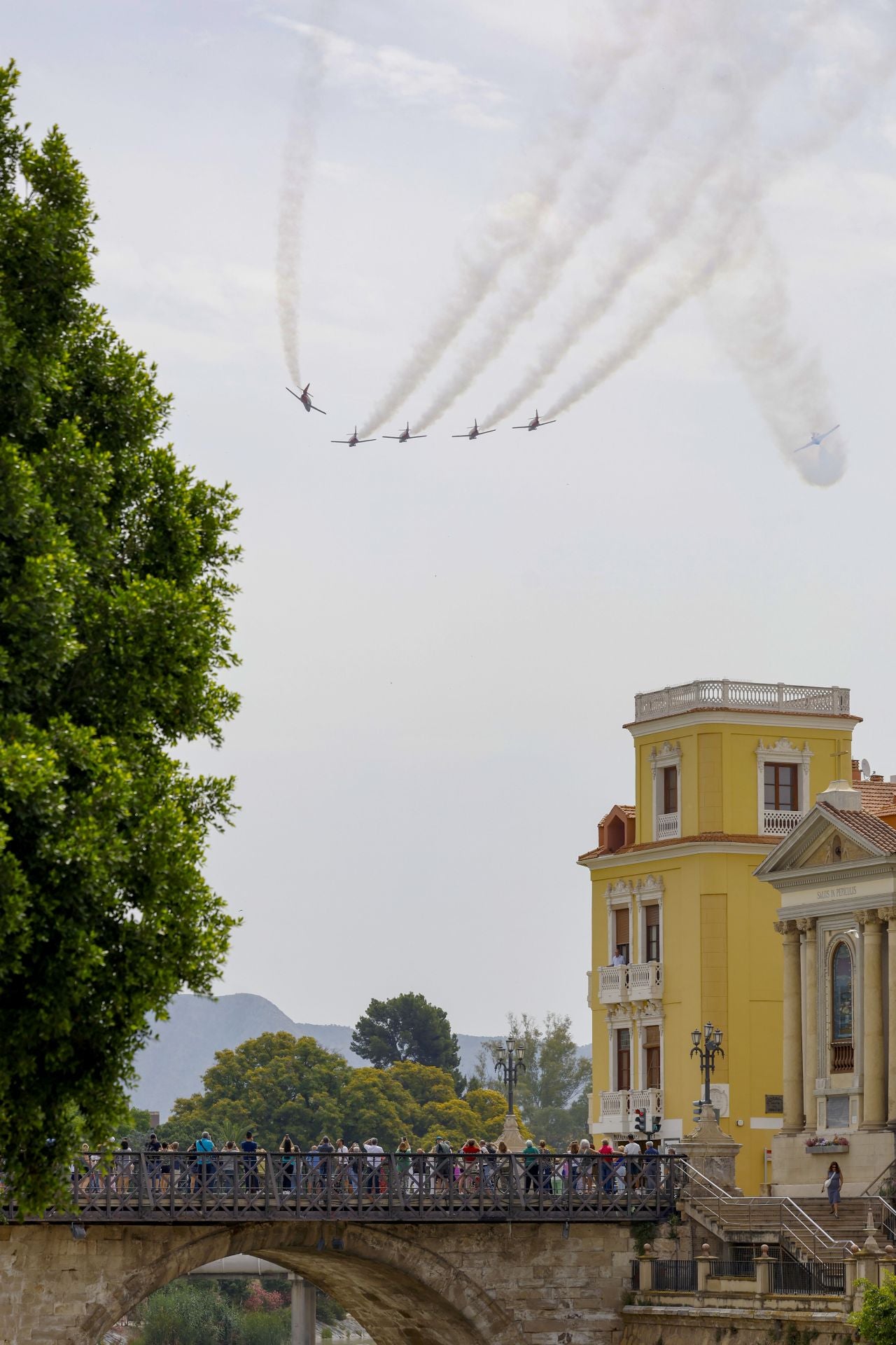 En imágenes, el vuelo de la Patrulla Águila sobre Murcia