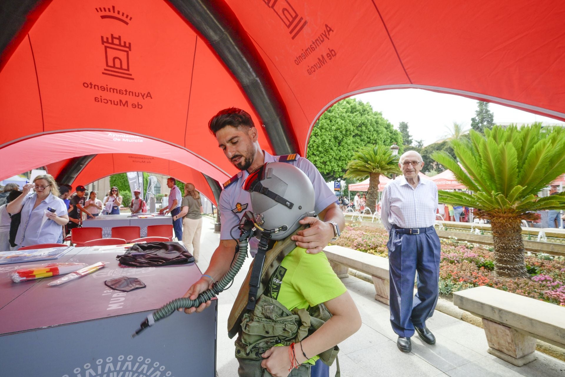 En imágenes, el vuelo de la Patrulla Águila sobre Murcia