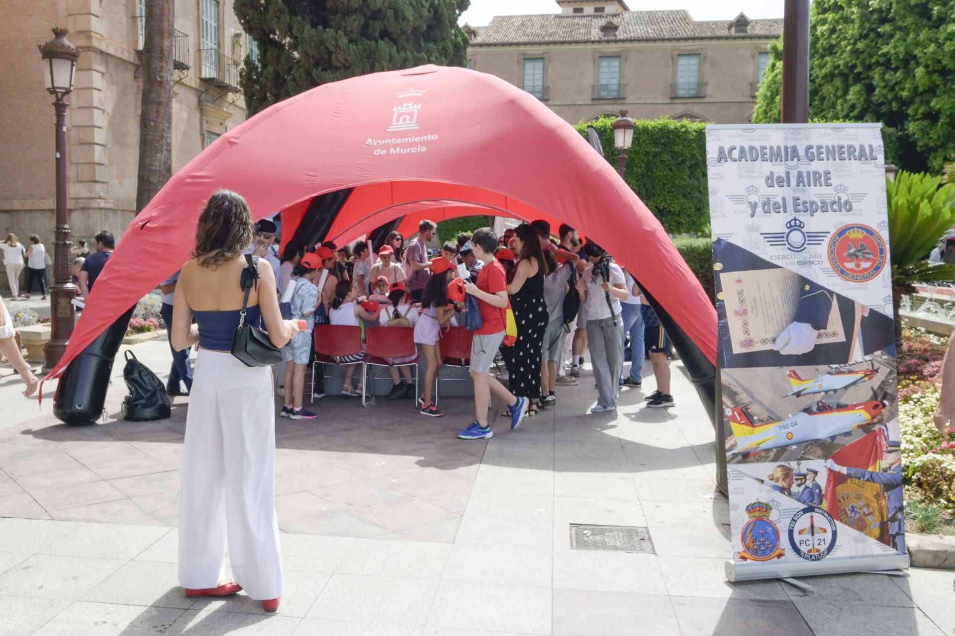 En imágenes, el vuelo de la Patrulla Águila sobre Murcia