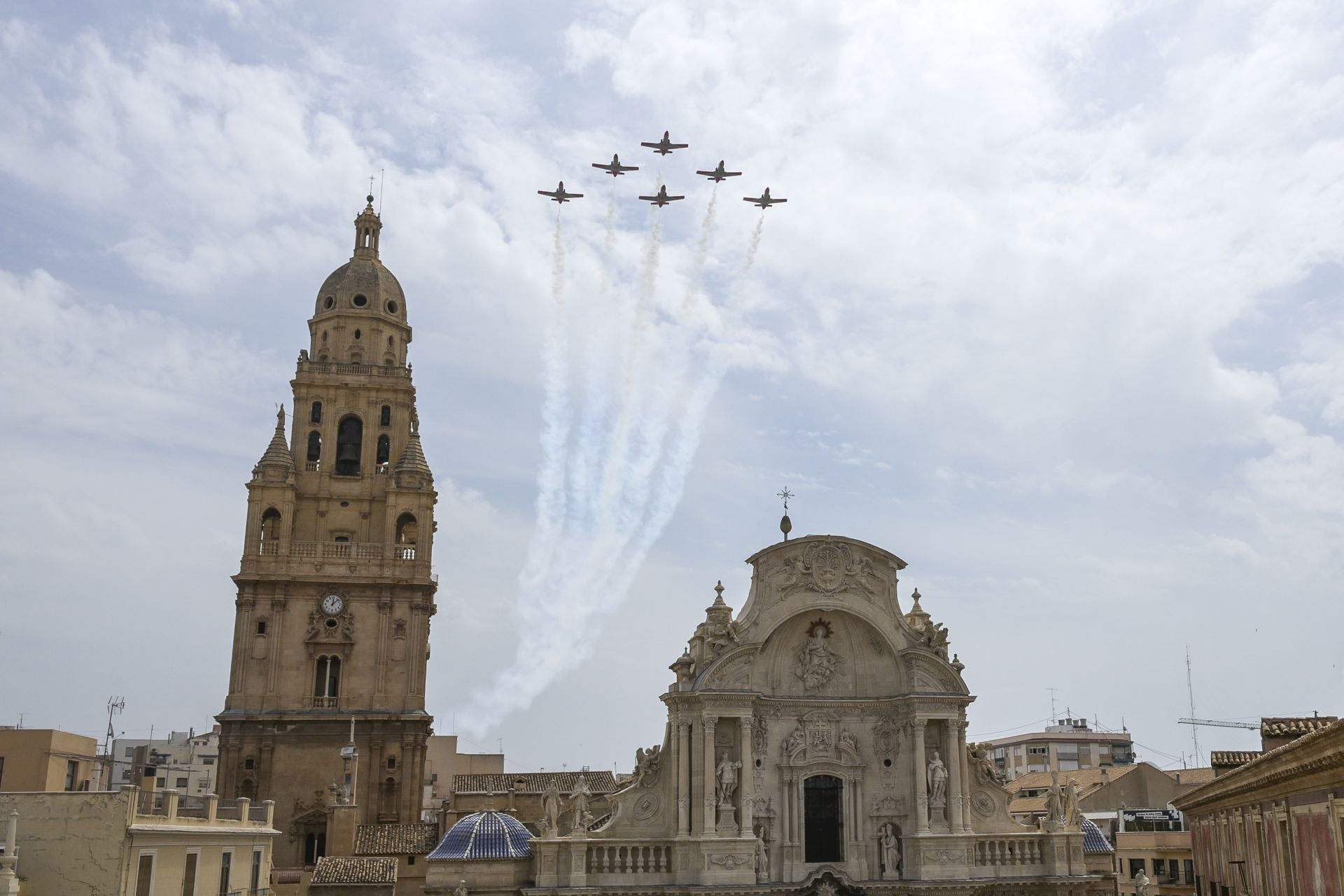 En imágenes, el vuelo de la Patrulla Águila sobre Murcia