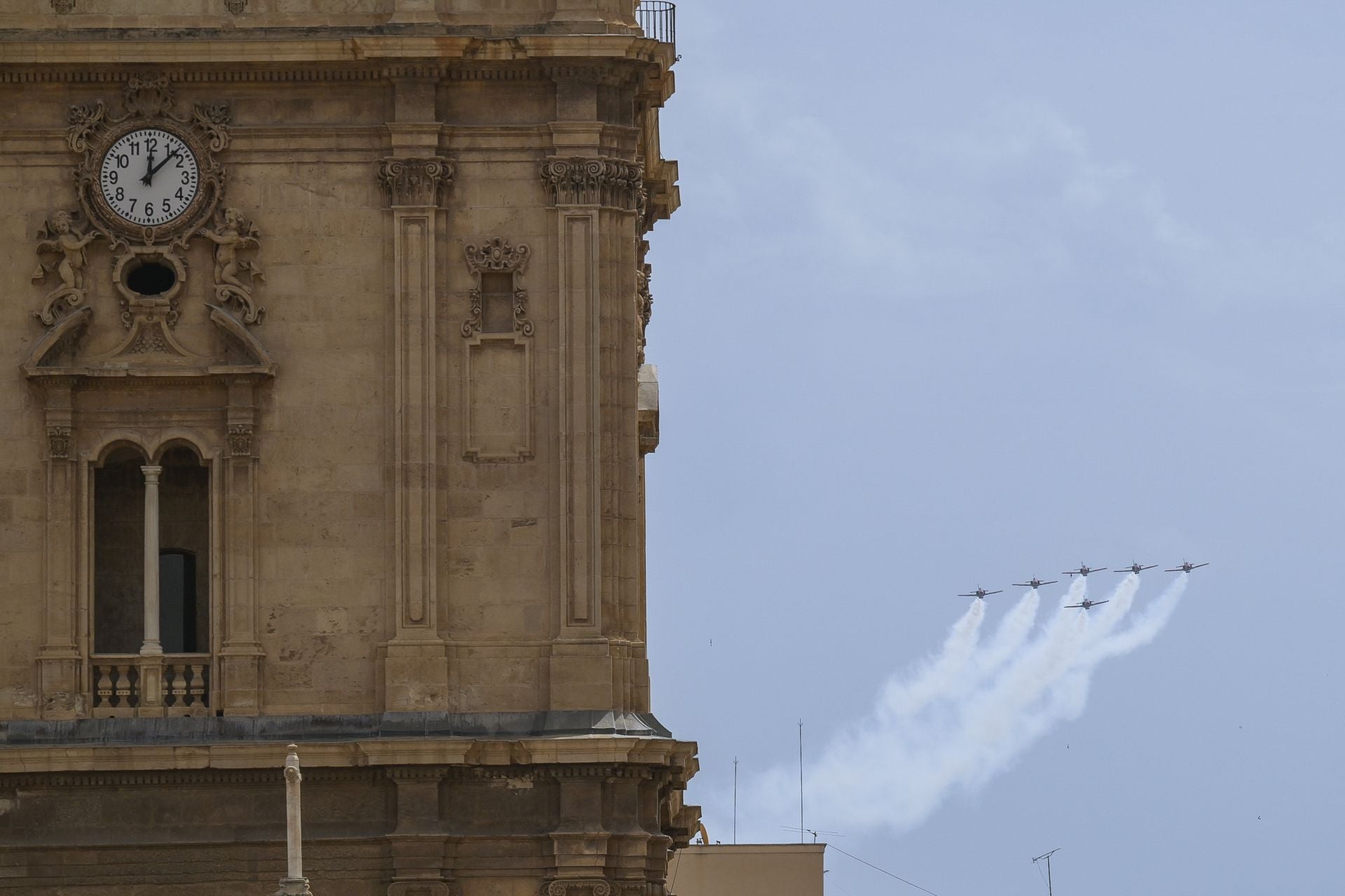 En imágenes, el vuelo de la Patrulla Águila sobre Murcia