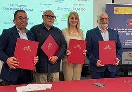 Mariola Guevara con los regantes, ayer, tras la firma del convenio.