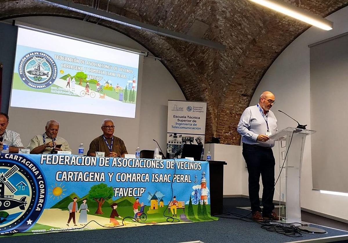 El presidente de la nueva Federación, Pedro Luis Ros, en el atril.