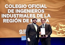 Marcos Mateos recibe del presidente regional, Fernando López Miras, la Medalla de Oro otorgada al Coiirm.