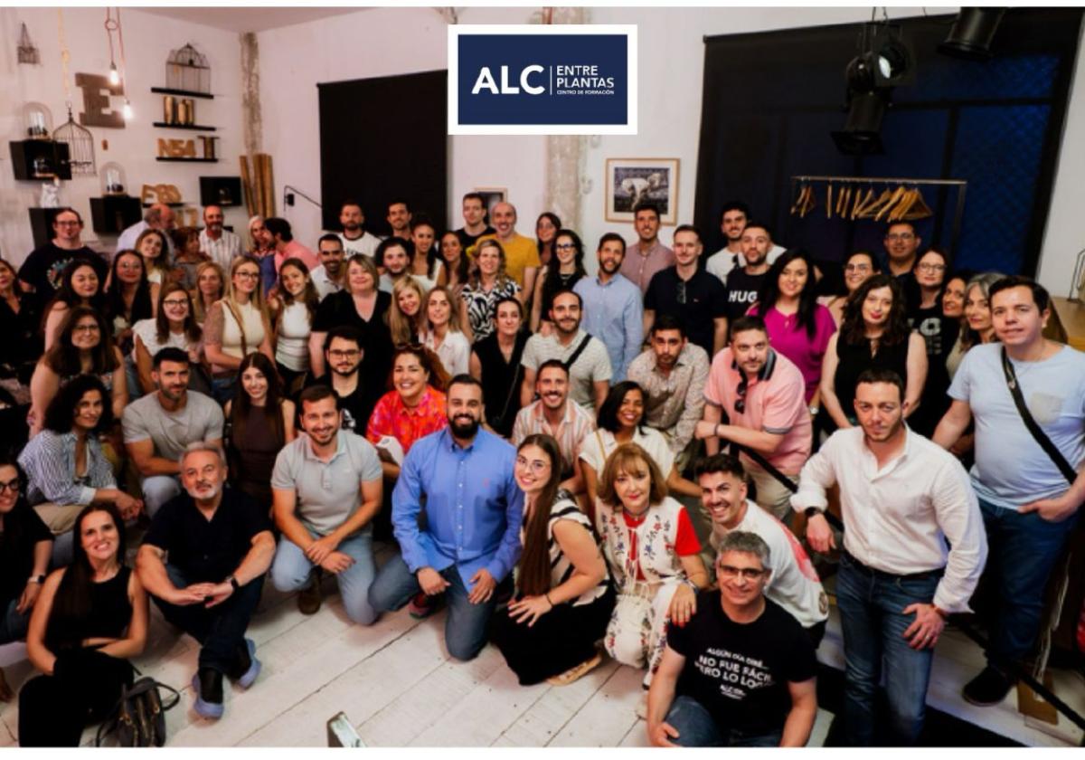 Foto de familia de alumnos y profesores de la academia ALC.