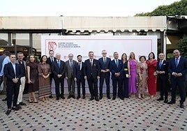 El presidente del Colegio de Dentistas, acompañado por representantes de la Junta Colegial y autoridades.