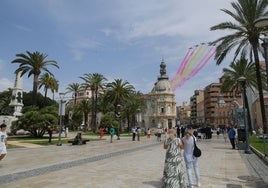La Patrulla Águila sobrevuela la Plaza del Ayuntamiento este miércoles.