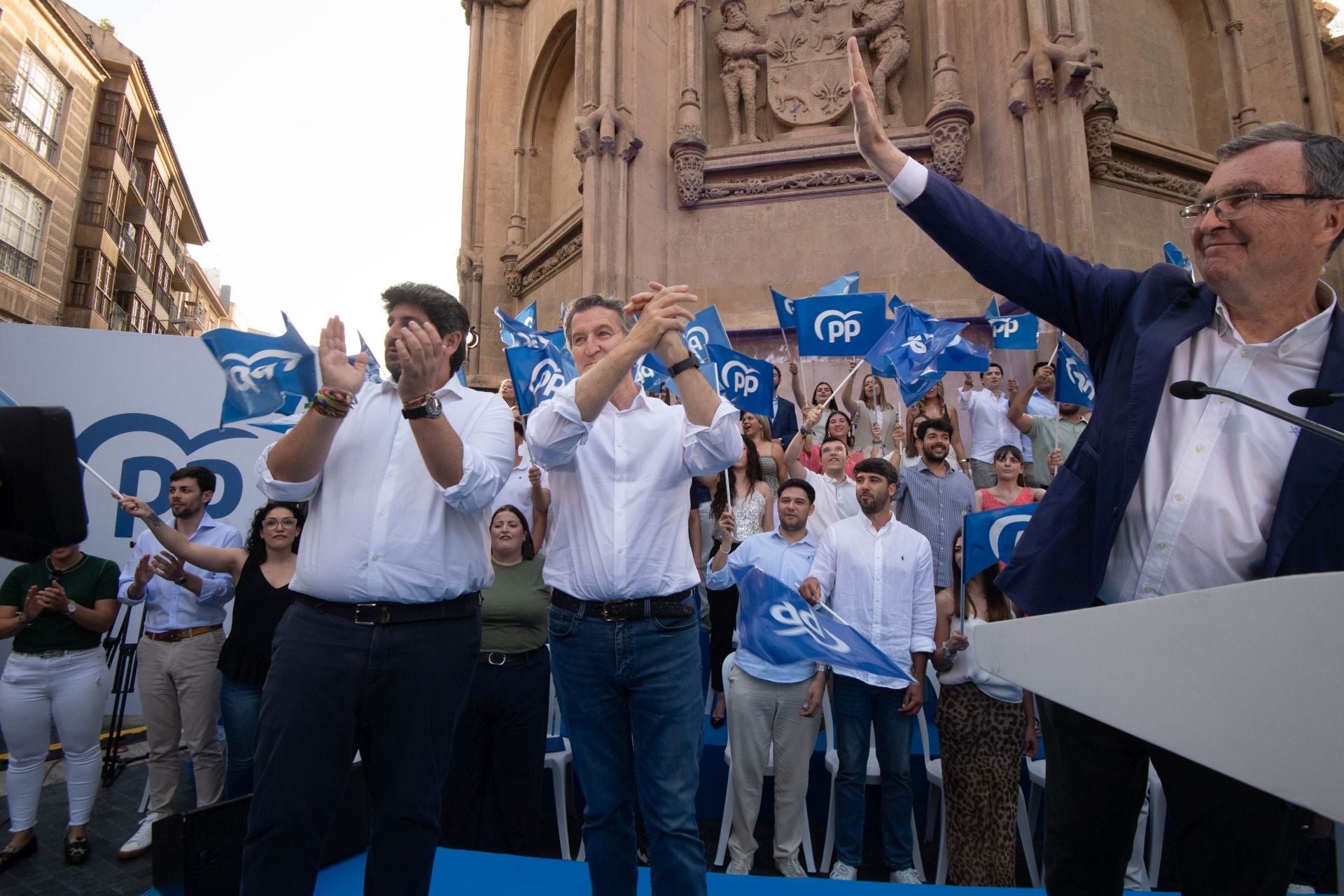 En imágenes, el acto de Feijóo a Murcia