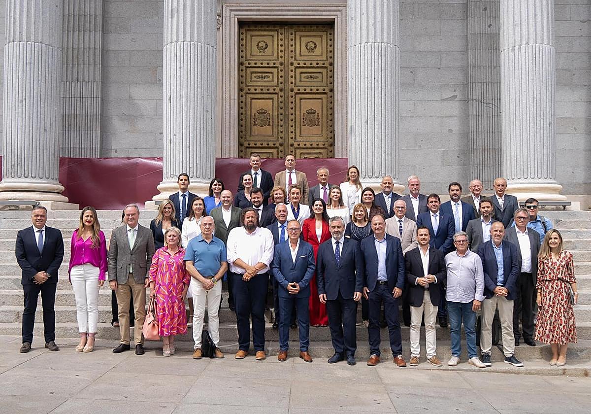 Senadores y diputados populares, junto a representantes de los afectados en la Región, este martes en el Congreso.