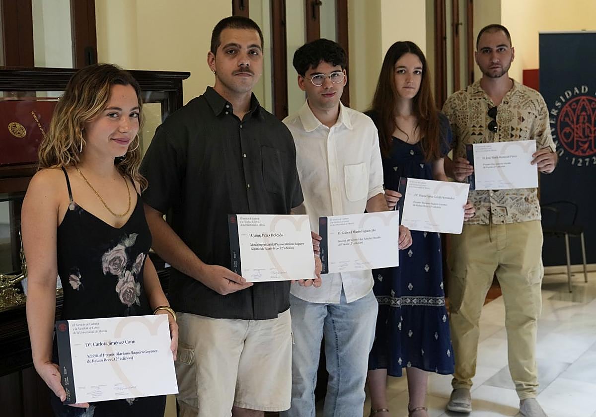 Los cinco alumnos premiados en los concursos literarios.