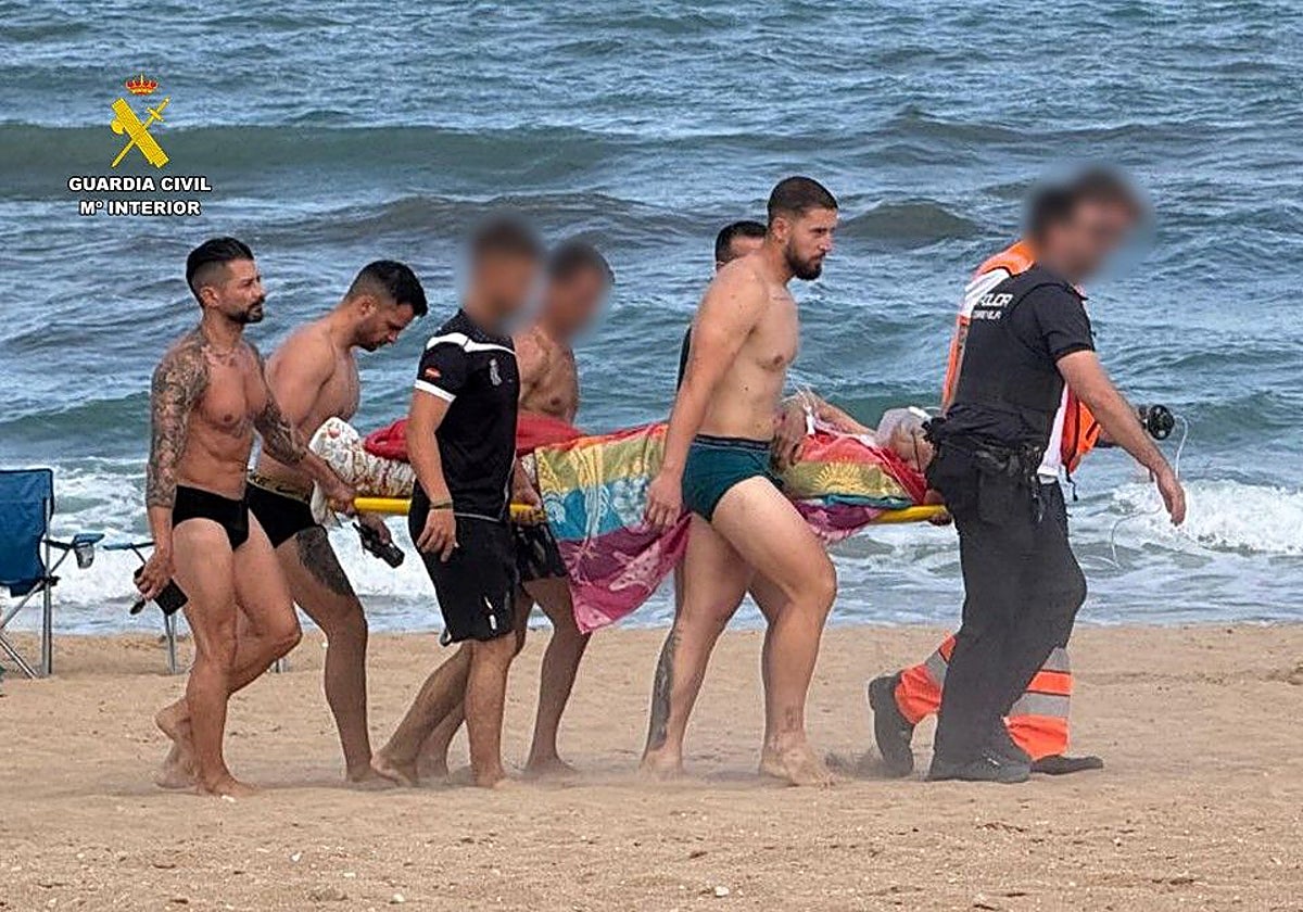 Imagen del rescate este martes en la playa de La Mata