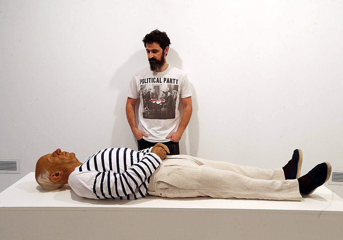 Eugenio Merino contempla una de sus obras hiperrealistas más famosas, 'Aquí murió Picasso'.
