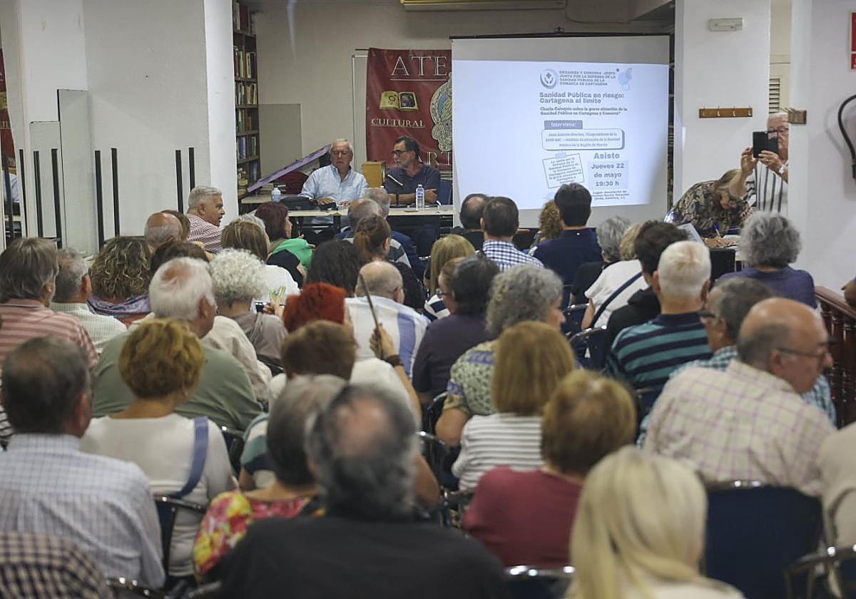 Imagen de la asamblea de la Junta por la Defensa de la Sanidad.