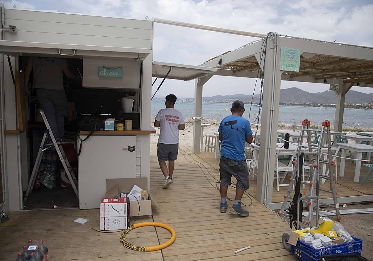 Operarios trabajaban ayer en el montaje de un chiringuito en La Azohía.