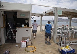 Operarios trabajaban ayer en el montaje de un chiringuito en La Azohía.