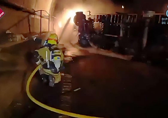 Bomberos sofocan un incendio en el túnel de Pilar de la Horadada.