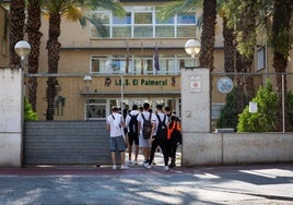 Acceso principal al IES El Palmeral de Orihuela, que se convertirá en CIFP a partir de septiembre.