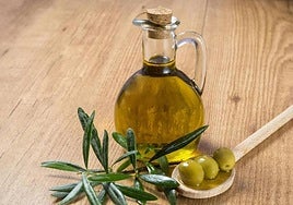 Un médico advierte del error que cometes con el aceite de oliva y que arruina su calidad: «Es muy frágil».