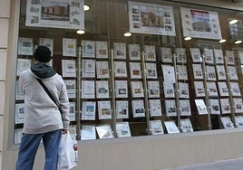 Un joven mira ofertas de pisos en Cartagena, en una imagen de archivo.