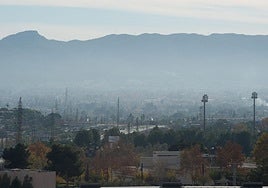 Vista de la ciudad de Murcia con mucha contaminación ambiental, en una imagen de archivo.