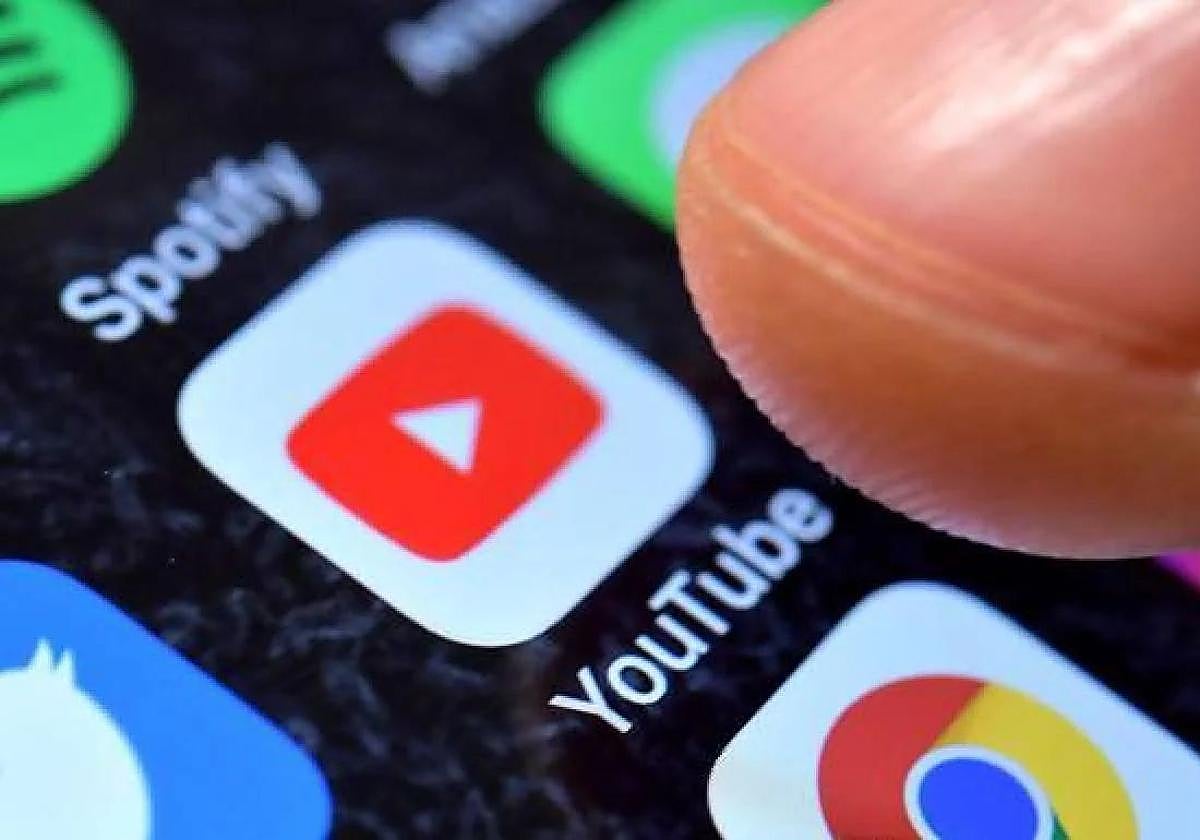 Un usuario selecciona la aplicación Youtube.