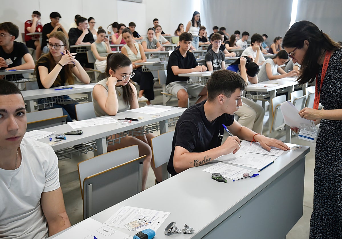 Alumnos realizando los exámenes de la PAU.