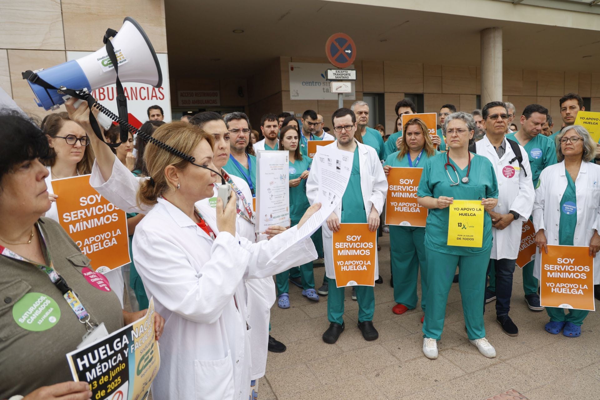 La huelga de médicos en los hospitales de Murcia, Cartagena y Lorca, en imágenes