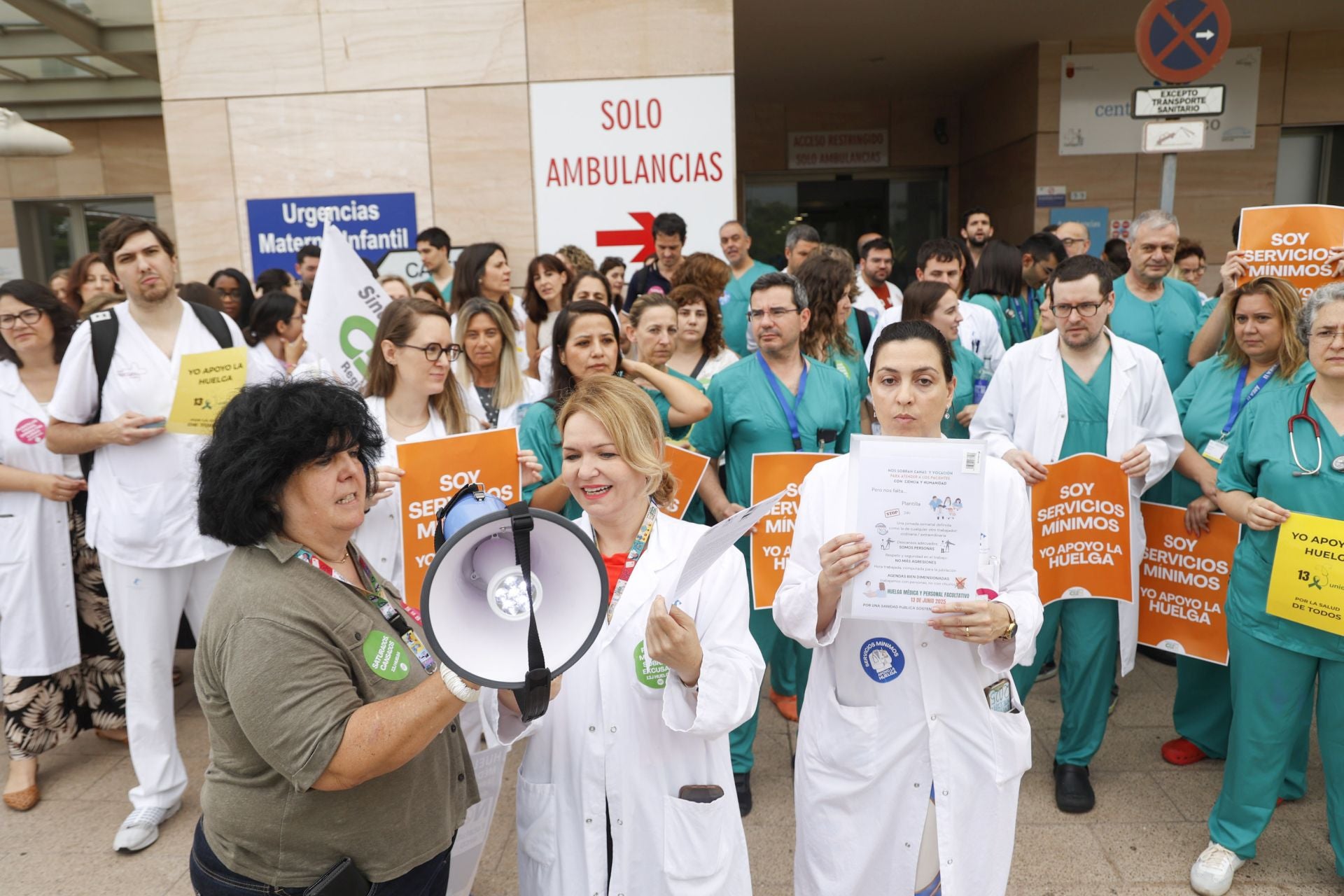 La huelga de médicos en los hospitales de Murcia, Cartagena y Lorca, en imágenes