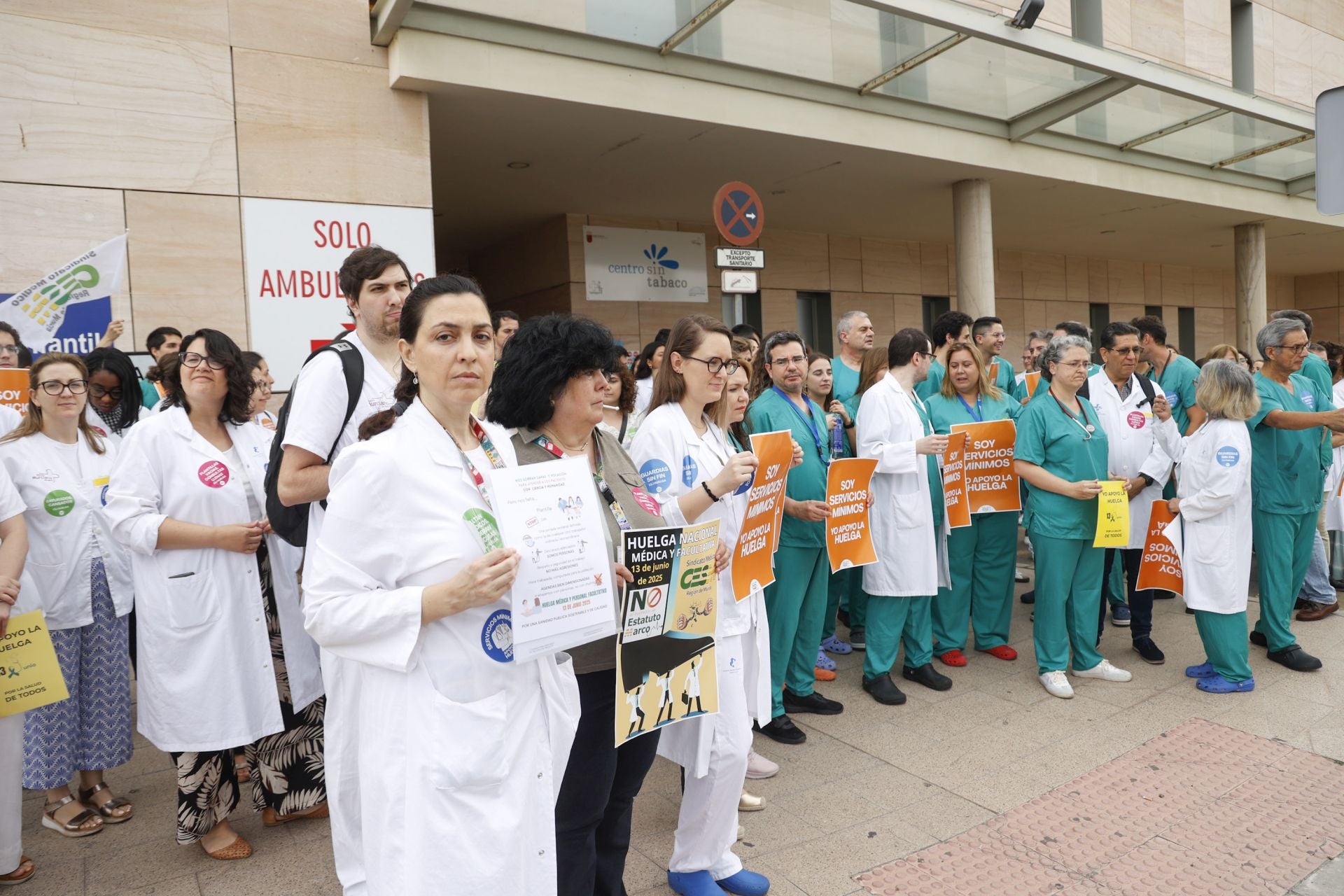 La huelga de médicos en los hospitales de Murcia, Cartagena y Lorca, en imágenes