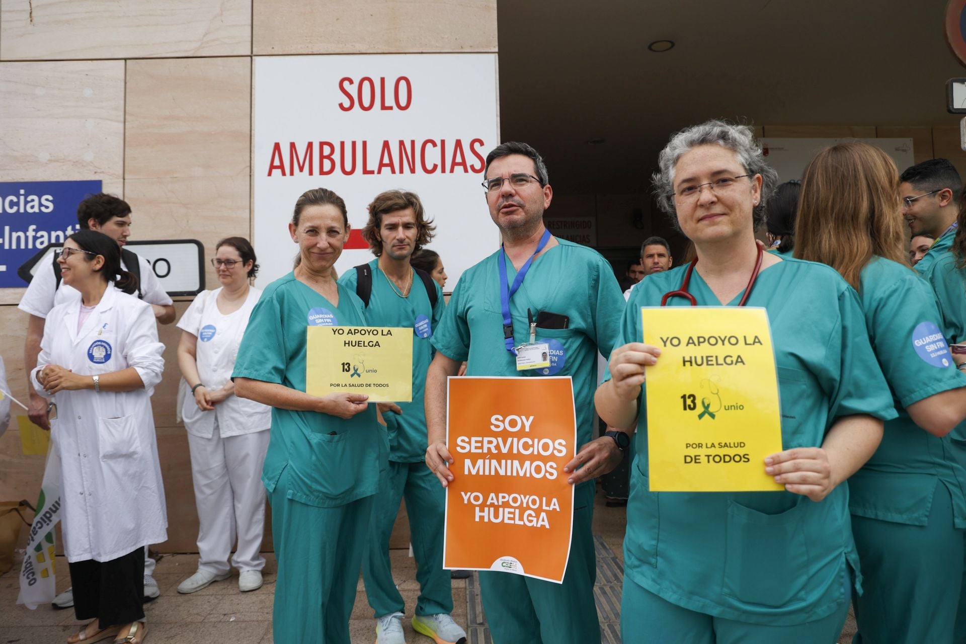 La huelga de médicos en los hospitales de Murcia, Cartagena y Lorca, en imágenes