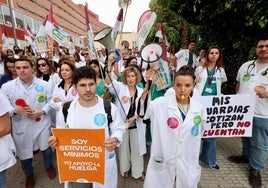 Protesta en La Arrixaca, este viernes por la mañana.
