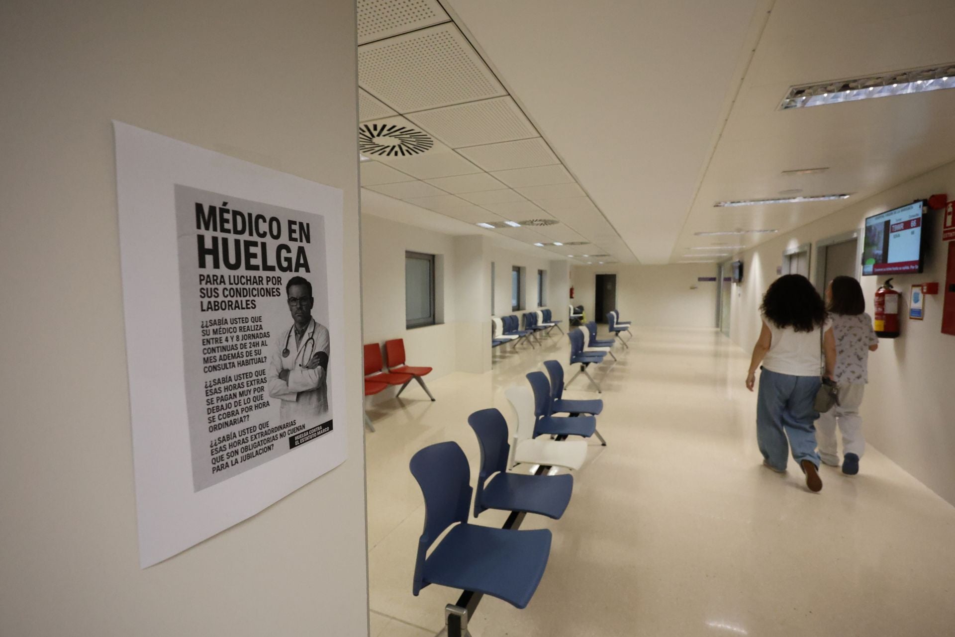 La huelga de médicos en los hospitales de Murcia, Cartagena y Lorca, en imágenes