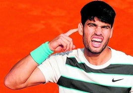Carlos Alcaraz hace un gesto al público durante la final de Roland Garros del pasado domingo frente a Jannik Sinner.