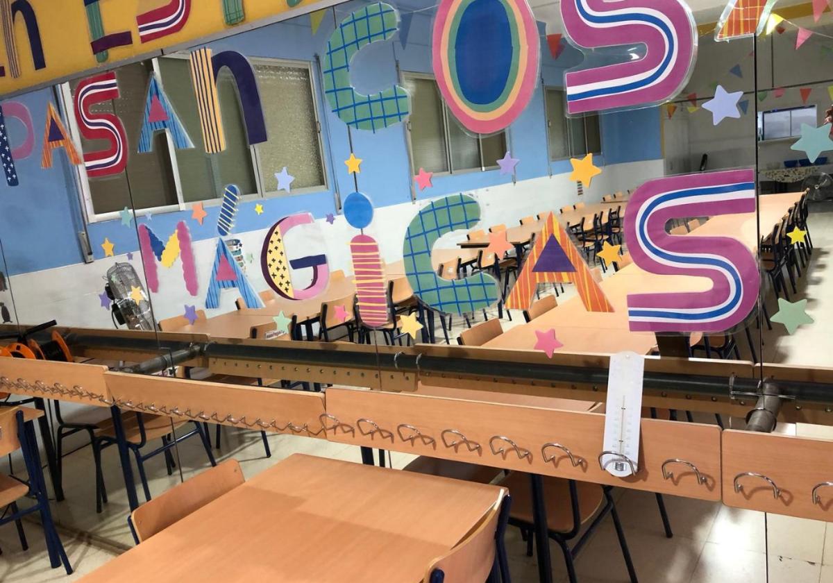 Imagen de ayer del comedor escolar del colegio San Fulgencio de Pozo Estrecho, en la que el termómetro marcó 35 grados.