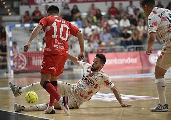 Marlon va al suelo para frenar el avance de Cortés, el miércoles.