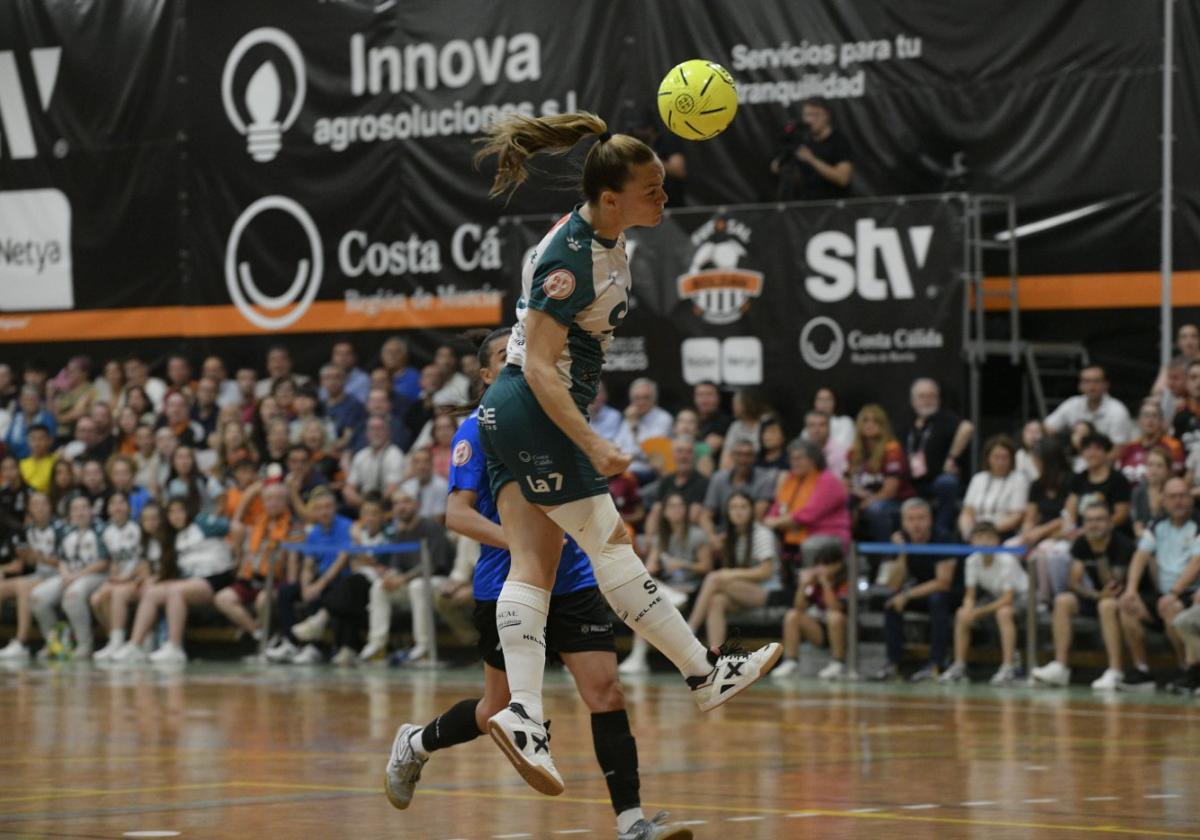 Mayte Mateo remata de cabeza en el segundo partido de semifinales frente al Torreblanca.