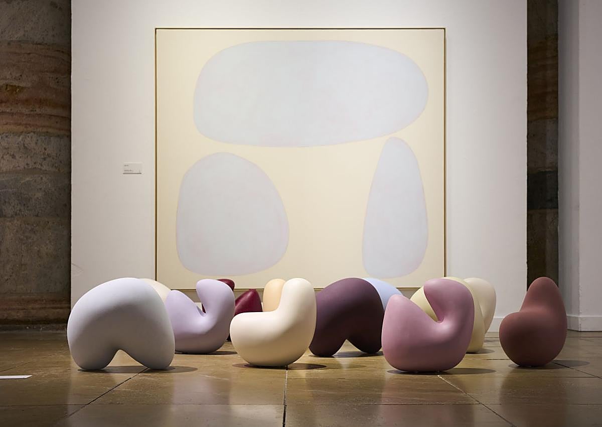 Imagen secundaria 1 - 1. Desde 2017, Maru Quiñonero estudia el color como elemento principal de su obra. También investiga su uso en artistas clásicos y contemporáneos. Investiga tanto el uso que la sociedad le da al color en la cultura pop como la carga emocional que reside más allá de lo material. 2. La obra 'A bien' (2023). Fibra de vidrio lacada. 40 x 40 x 24 cm. Alzueta Gallery