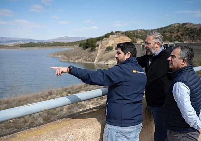 López Miras, Martínez y Vázquez, en el pantano de Santomera en 2023.