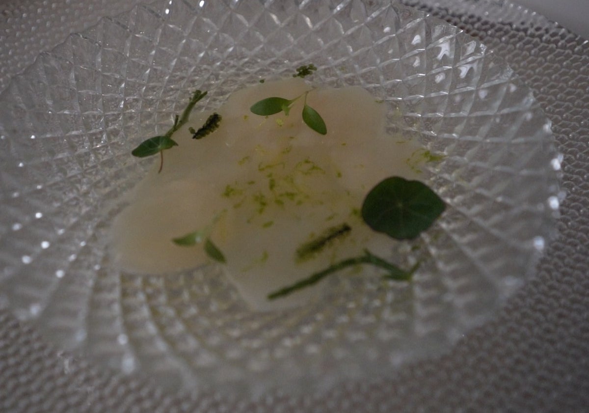 Imagen principal - Creaciones del chef Juan Miguel López Baquero inspiradas en los cuadros de los pintores invitados. 