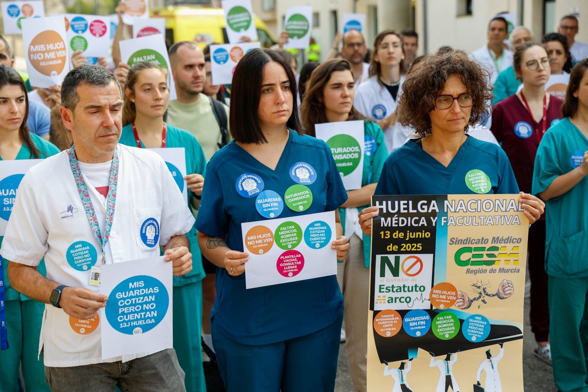La huelga de médicos en los hospitales de Murcia, Cartagena y Lorca, en imágenes